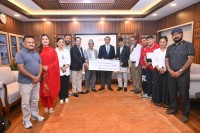 कलाकार संघद्वारा दैवीप्रकोप उद्धार कोषमा ५ लाख २५ हजार रुपैयाँ सहयोग