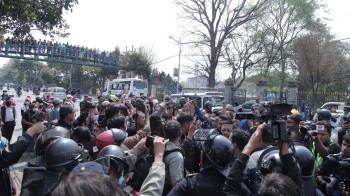 कुलमान हटाएको विरोधमा प्रदर्शन : प्रहरी र प्रदर्शनकारीबीच धकेलाधकेल