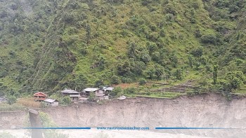 खारे खोलाले जमिन कटान गरेपछि दोलखाको गौरीशङ्कर गाउँपालिका–८ का १५ घर उच्च जोखिममा