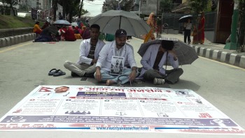 स्टाइपेन्ड एकरूपता विवाद : इन्टर्न चिकित्सकको आमरण अनसन, आयोग भन्छ- छलफल गर्दैछौं