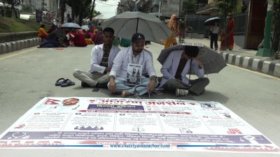 स्टाइपेन्ड एकरूपता विवाद : इन्टर्न चिकित्सकको आमरण अनसन, आयोग भन्छ- छलफल गर्दैछौं