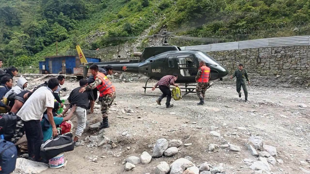 सेनाद्वारा रसुवामा फसेका ३५० मजदुरसहित ८८३ जनाको उद्धार