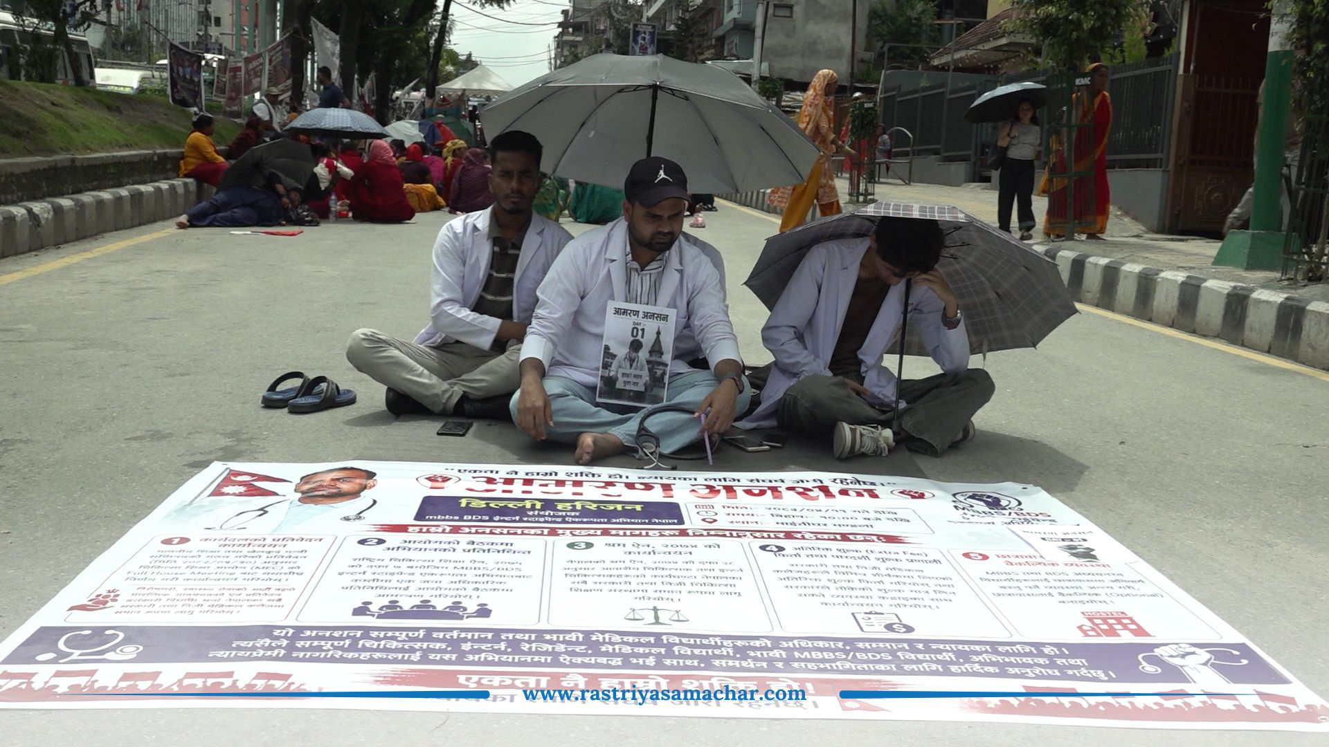 स्टाइपेन्ड एकरूपता विवाद : इन्टर्न चिकित्सकको आमरण अनसन, आयोग भन्छ- छलफल गर्दैछौं
