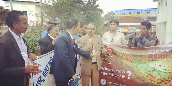 दिउँसै मैन बत्ती बालेर कालापानी खोज्दै नापी विभाग पुगे फणीन्द्र नेपाल