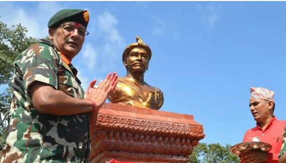 प्रधानसेनापतिद्वारा यशोब्रम्हको सालिकमा अनावरण