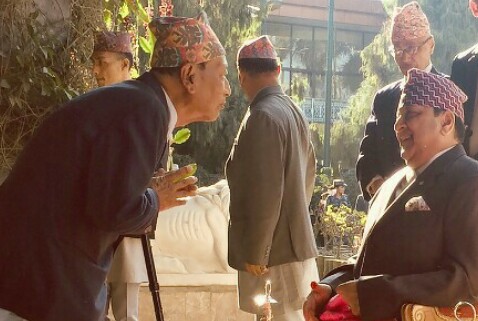 राजा ज्ञानेन्द्रको हातबाट टिका लगाउनेको संख्या राष्ट्रपति र प्रधानमन्त्रीको भन्दा धेरै