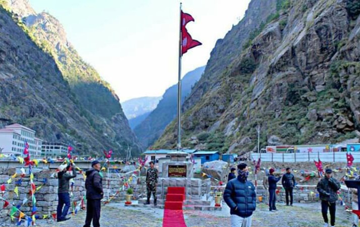 ऐतिहासिक रसुवागढीमा २८.५ फिट फलामे पोलमा राष्ट्रिय झन्डा राखियो