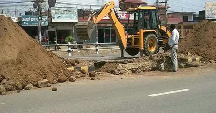 घर भत्काएर स्थानीयले नै बनाए फराकिलो सडक