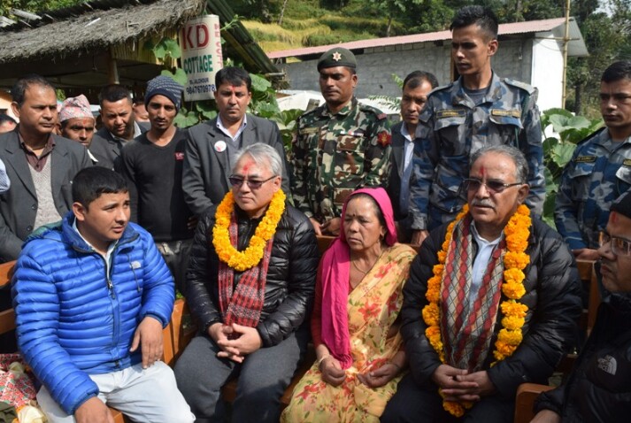 शहिद परिवार भेट्न प्रचण्ड र गृहमन्त्री बादल गाउँमा