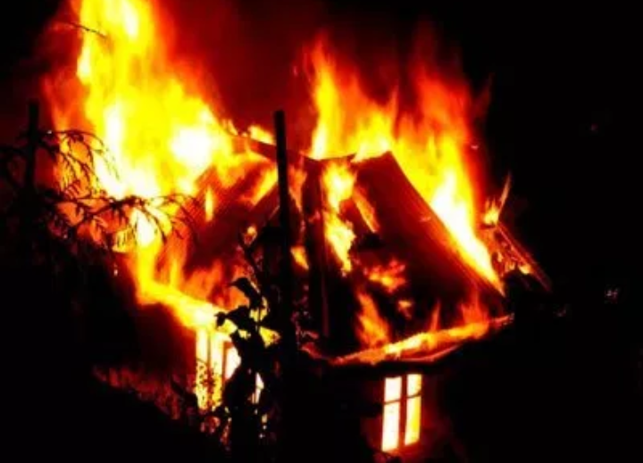 लक्ष्मी पूजा गर्ने क्रममा विद्युत् सर्ट भई आगलागी