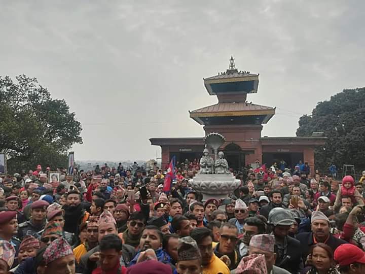 पोखरामा राजाको भव्य स्वागत, लगाईयो ‘गणतन्त्र मुर्दावाद’, ‘राजा आउ, देश बचाउ’, को नारा