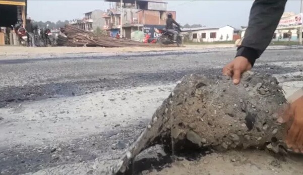 चितवनमा कालोपत्रे गरेको सडक एक साता पनि टिकेन