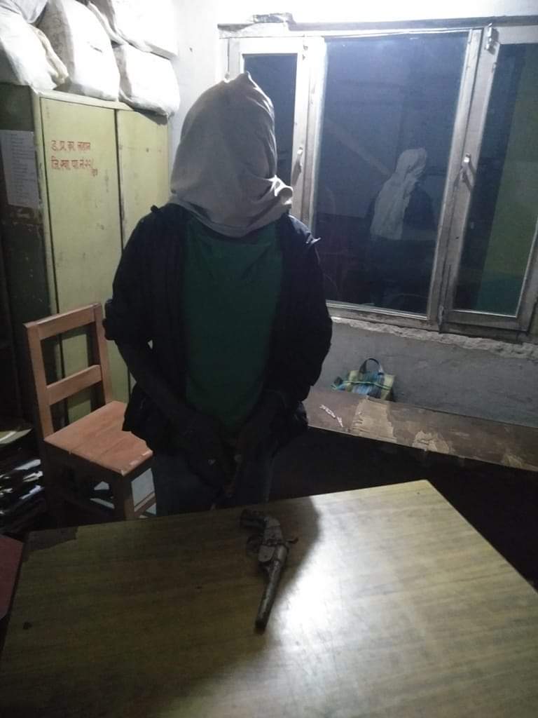 कटुवा पेस्तोल सहित एक पक्राउ