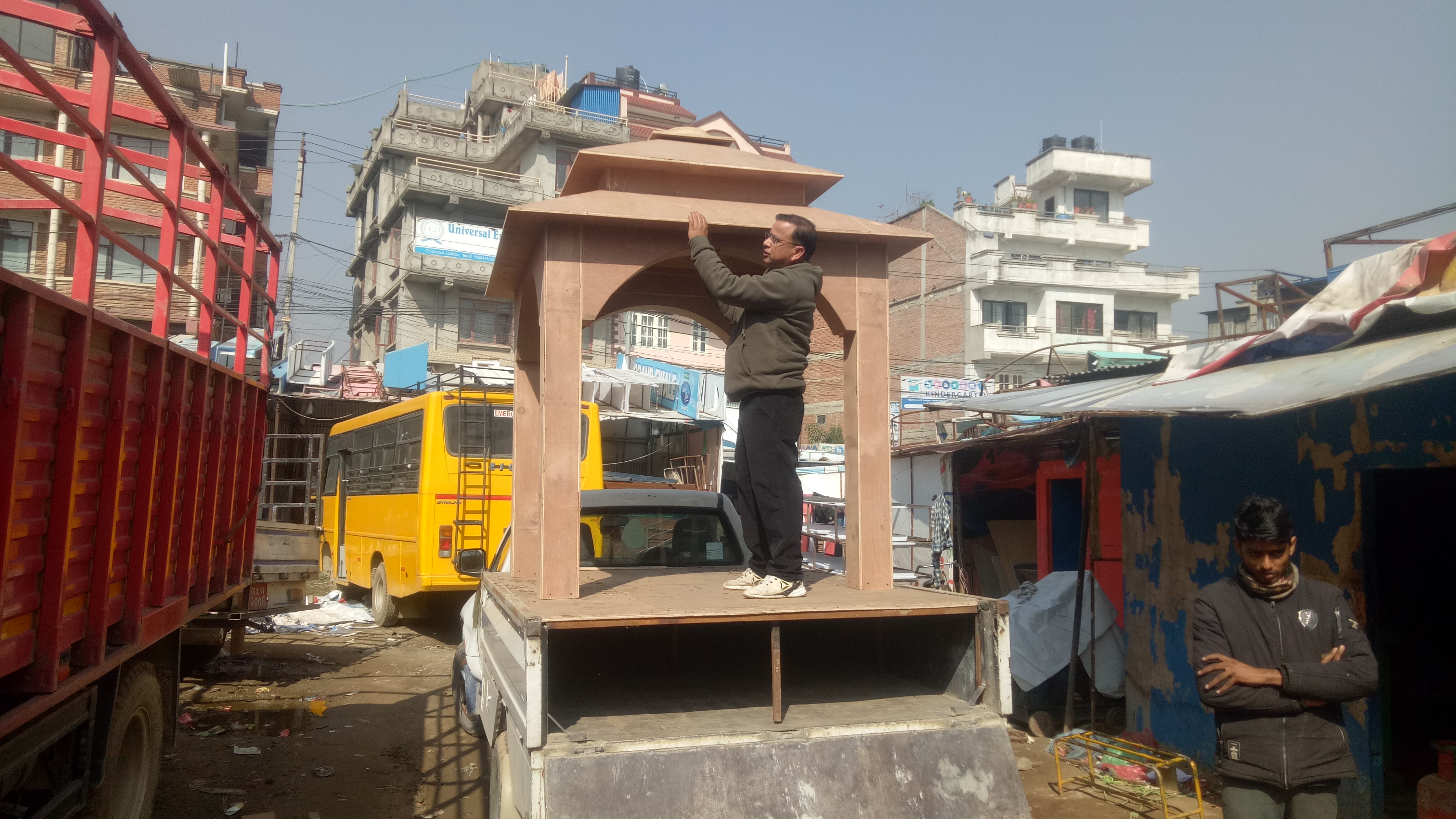 राप्रपाको राष्ट्रिय स्वाभिमान यात्राको लागि विशेष रथ तयार हुँदै