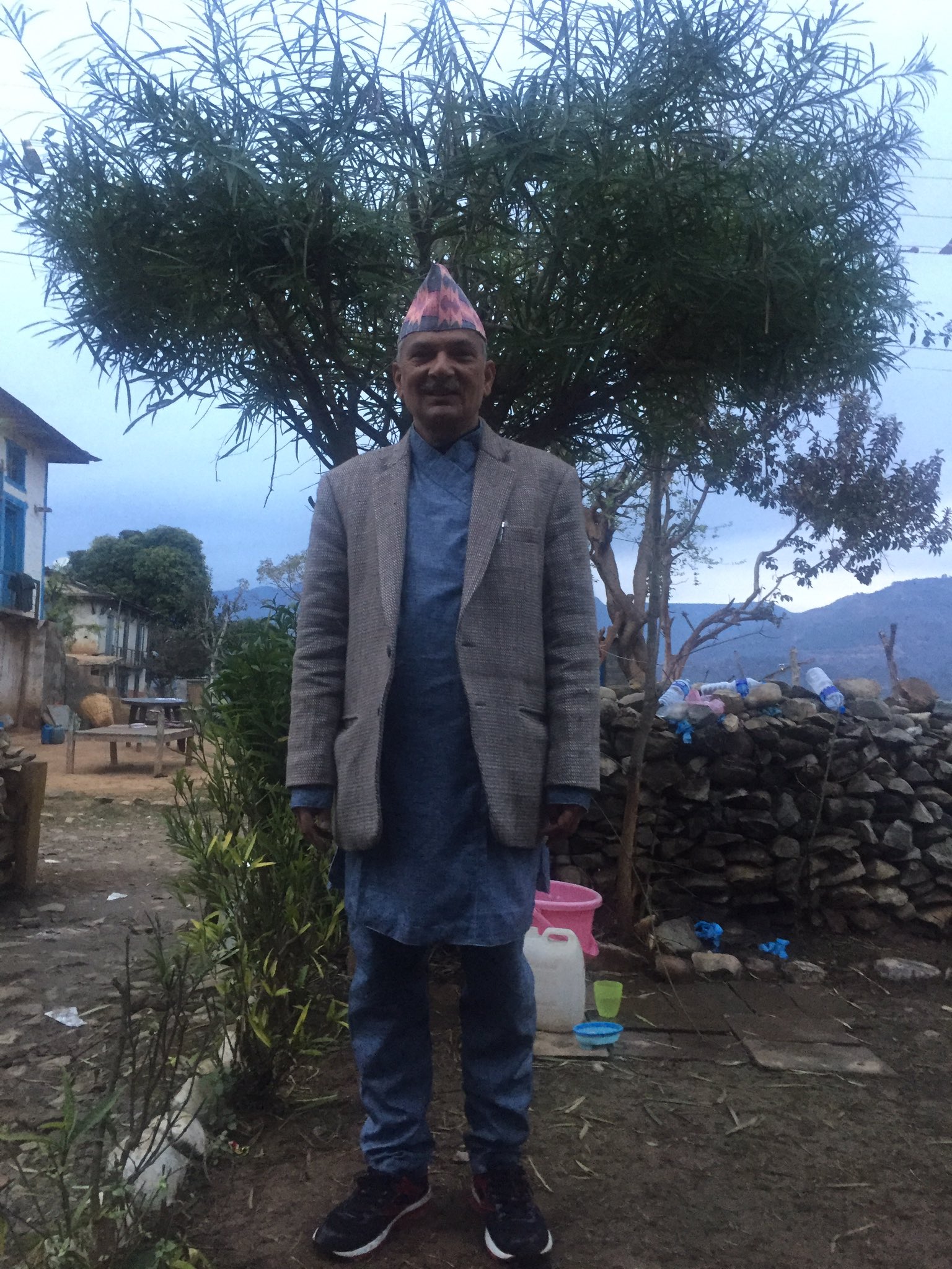 प्रधानमन्त्री हुँदा राष्ट्रिय पोसाकबाट हटाए,आज ‘देश अनुसारको भेष भन्दैछन्´