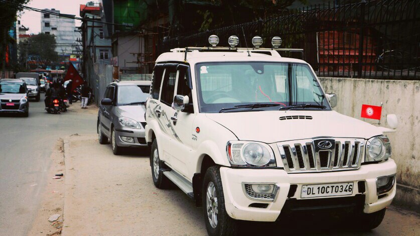सिंहदरबारको फुटपाथमा नेकपाको झण्डावाल भारतीय सवारी