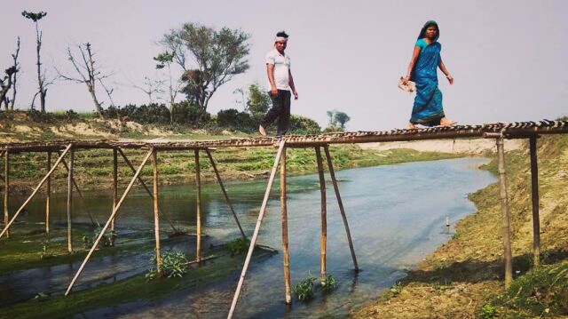 नेपालको खोलामा कच्ची पुल बनाएर रकम असुली गर्दै एक भारतीय नागरिक