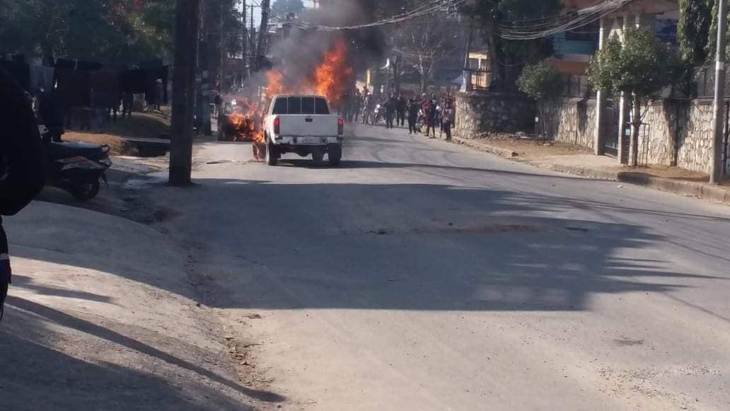 नेविसंघद्वारा सरकारी गाडीमा आगजनी