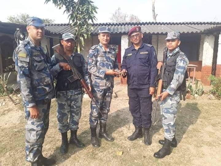बेवारिसे अवस्थामा पेस्तोल फेला