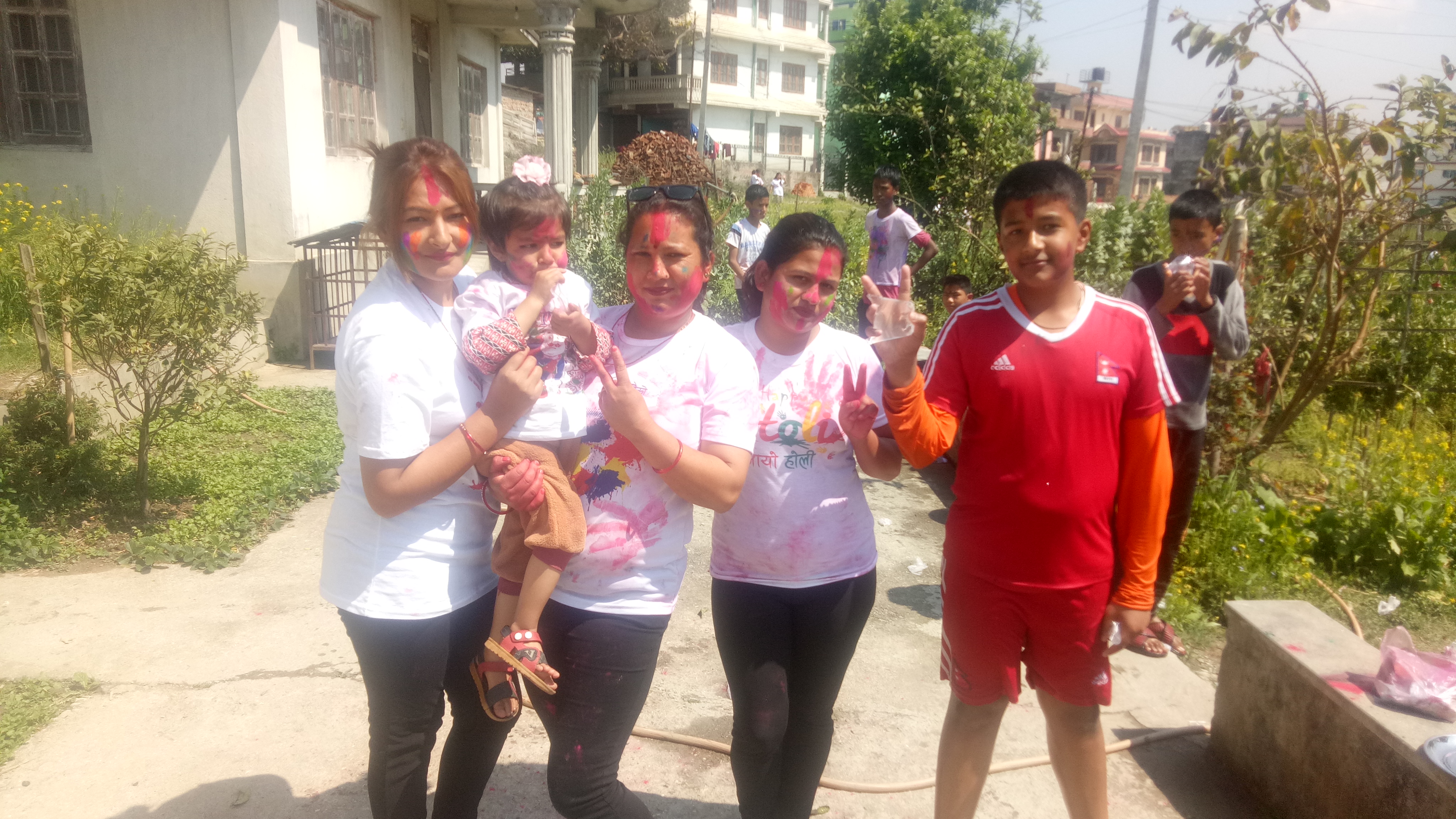 रङ्गको चाड होली भव्य रूपमा मनाईदै