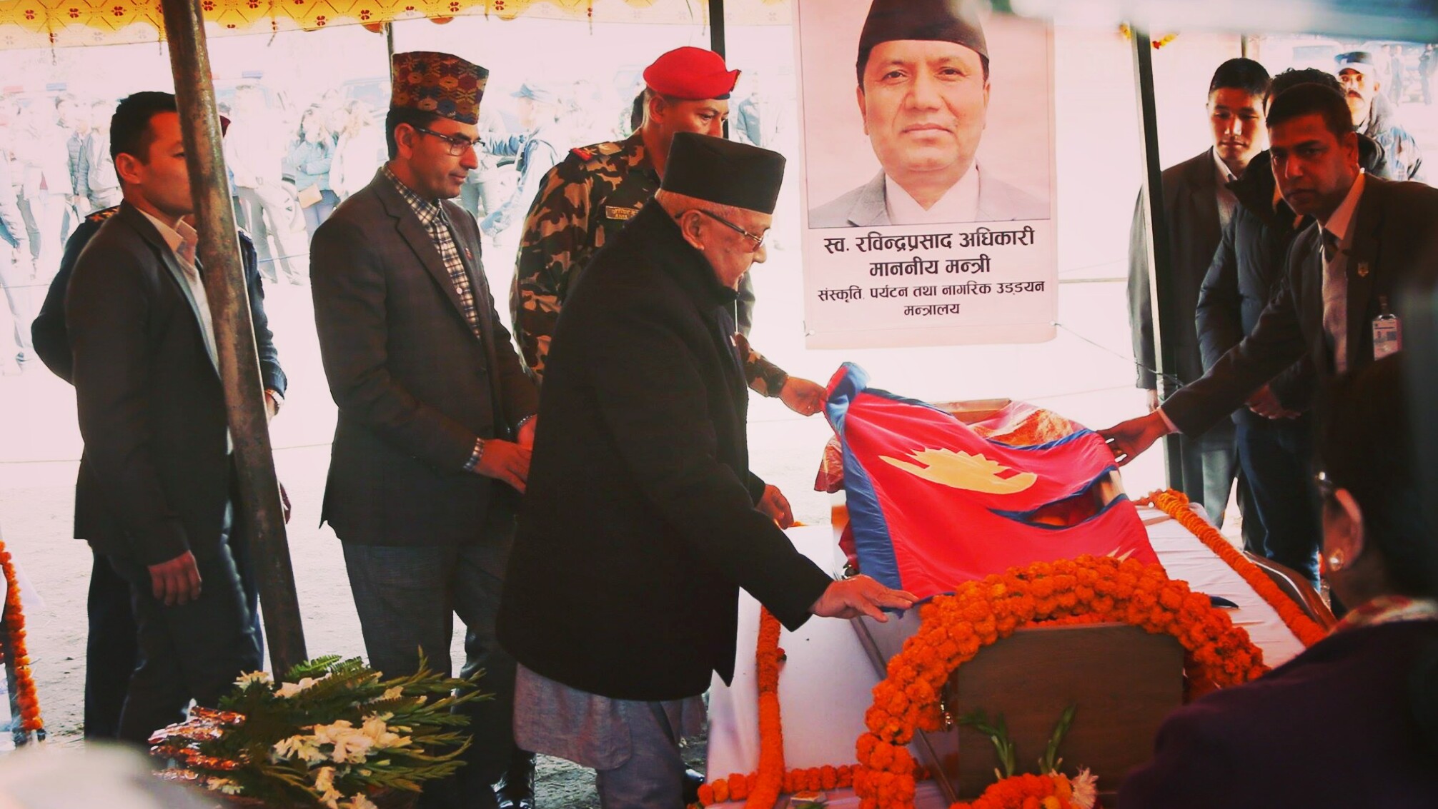 प्रधानमन्त्रीले ओढाए मन्त्री अधिकारीको पार्थिव शरीरमा राष्ट्रिय झण्डा