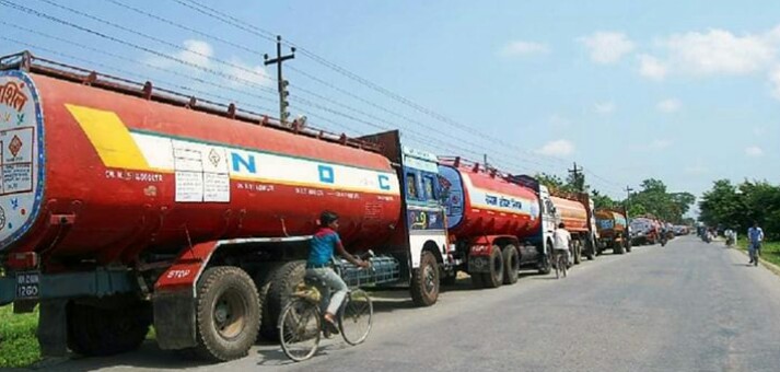 भारतीय भन्सारले राेक्याे पेट्रोलियम पदार्थ बोकेका १ सय ४० ट्याङ्कर