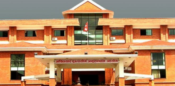 एक सातामा १४ घुस्याहा कर्मचारी पक्राउ