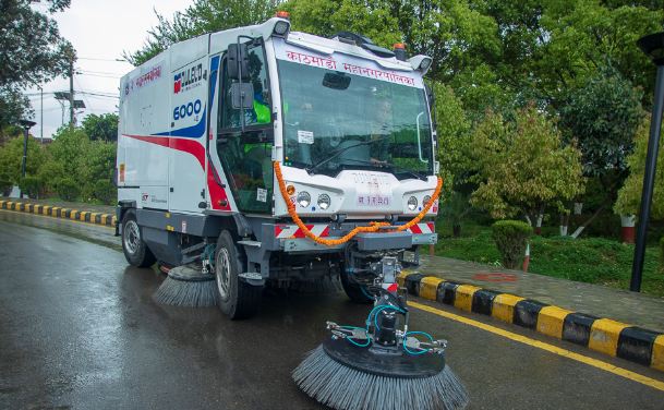 काठमाडौंको सडकबाट एकै रातमा १८ टन धुलो संकलन