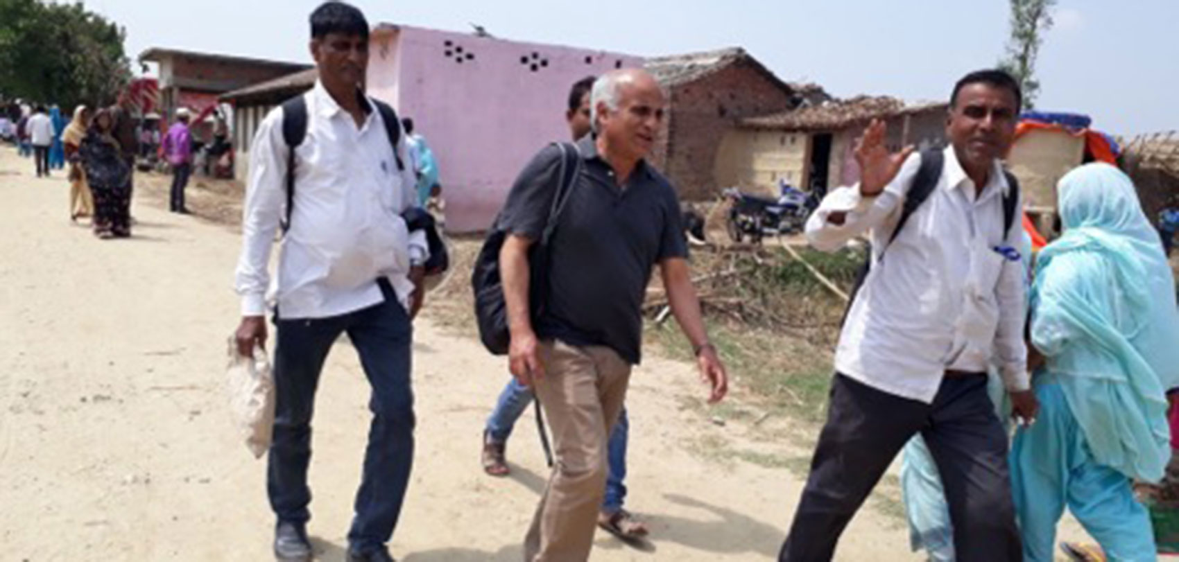 औषधी र लत्ताकपडा बोकेर हावाहुरी प्रभावित क्षेत्र पुगे डा. केसी