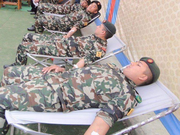 हावाहुरीमा घाइतेको उपचारको लागि नेपाली सेना र प्रहरीबाट रक्तदान