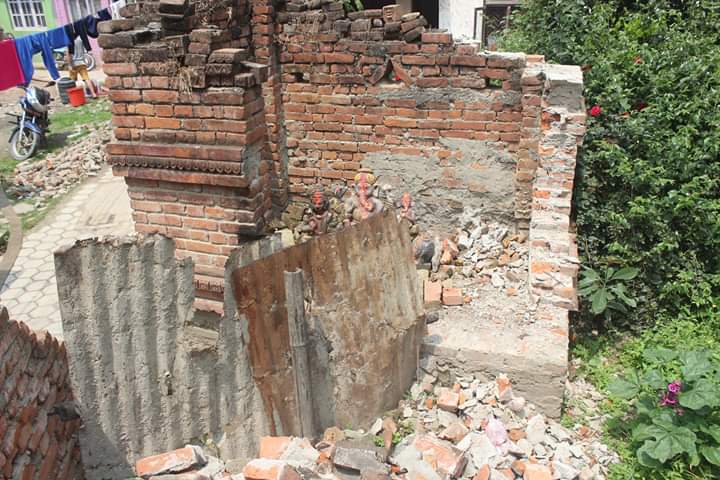 सार्वजनिक जग्गामा बनेको मन्दिर भत्काएर जग्गा हड्प्दै