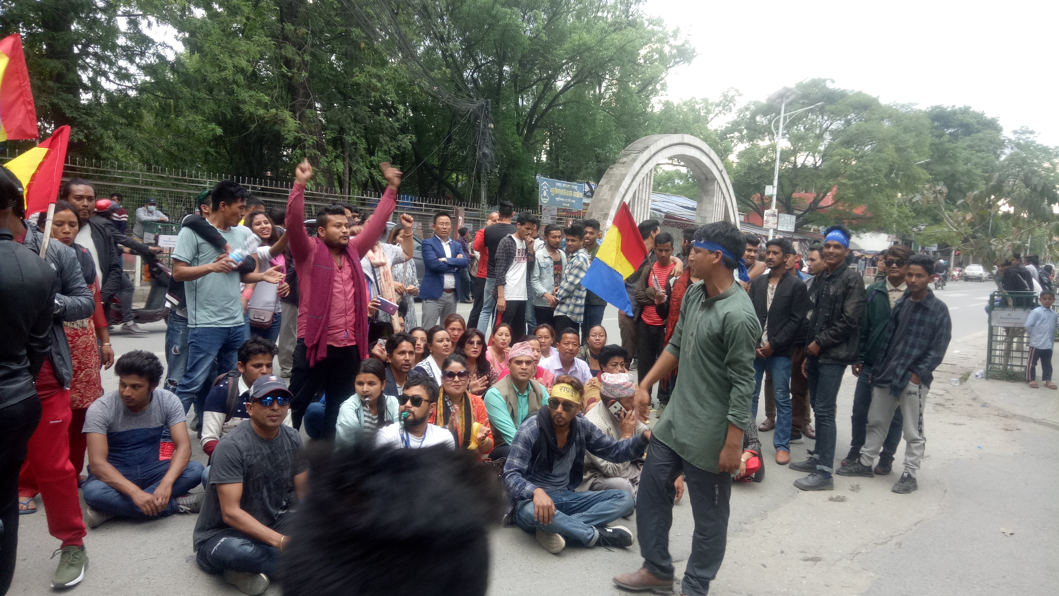 राप्रपाले धर्म निरिपेक्षताको ब्यानेर जलायो, प्रहरीले हस्तक्षेप गर्दै धेरैलाई पक्राउ (फोटो सहित)