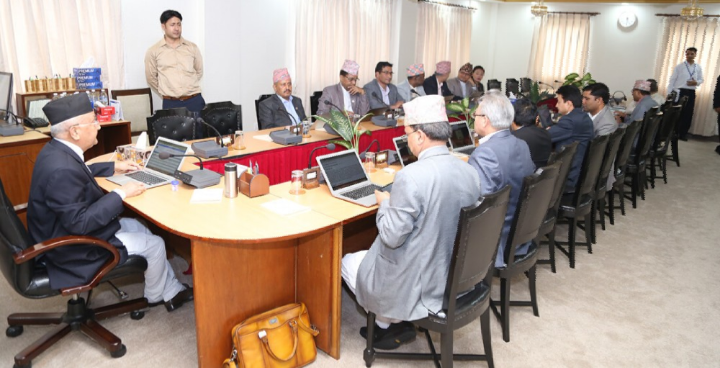 ‘सडक टाल्न नसक्ने सरकार रेल र पानीजहाजको गाना बजाएर हिडेको छ’