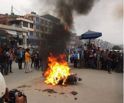भक्तपुरमा टिपर र मोटरसाईकल आपसमा ठोक्कीँदा मोटरसाईकलमा आगलागी