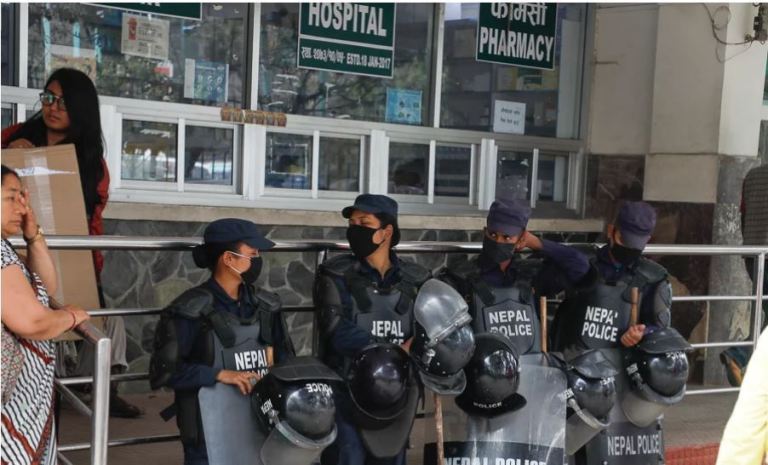 वीर अस्पतालको ओपीडी कक्षमा लगाएको ताला प्रहरीद्धारा बल प्रयोग गरी खुल्ला