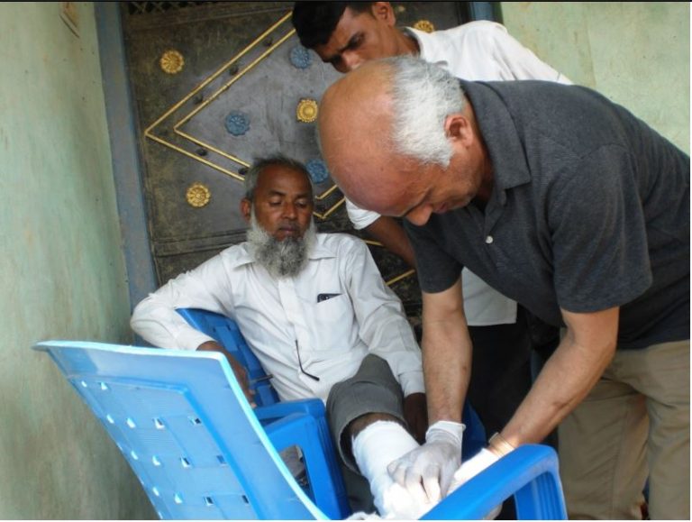 राहत र औषधिका सामग्री बोकेर बारा पुगेका डा. केसी आँफै उपचारमा जुटे