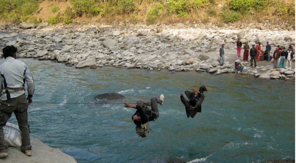 पुल बनाउन नसकेपछि जनप्रतिनिधिहरु पनि तुइनबाटै तर्छन कर्णाली