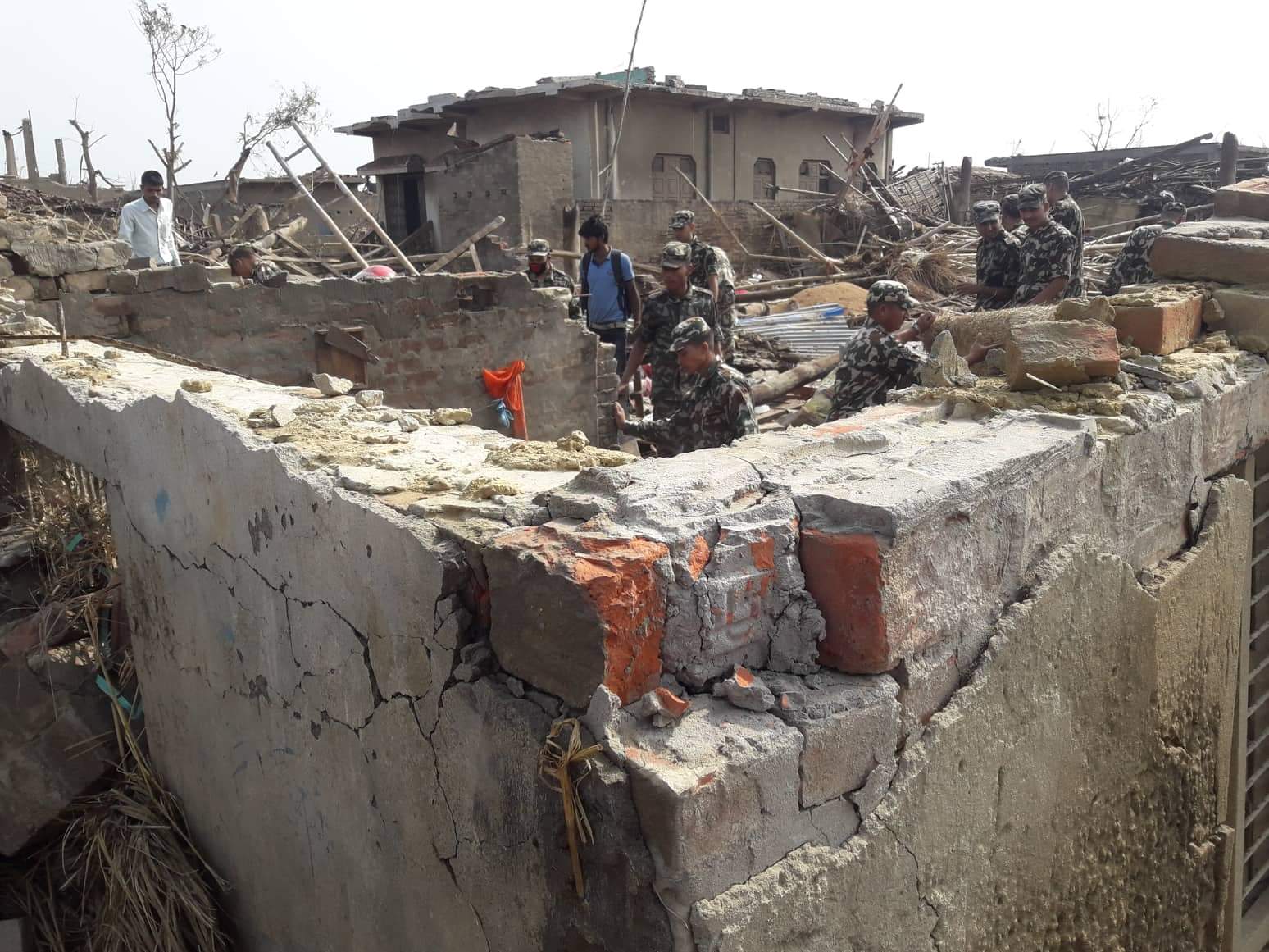 हावाहुरीका कारण भएको क्षतिमा उद्दारको क्रम जारी (फोटो फिचर सहित)