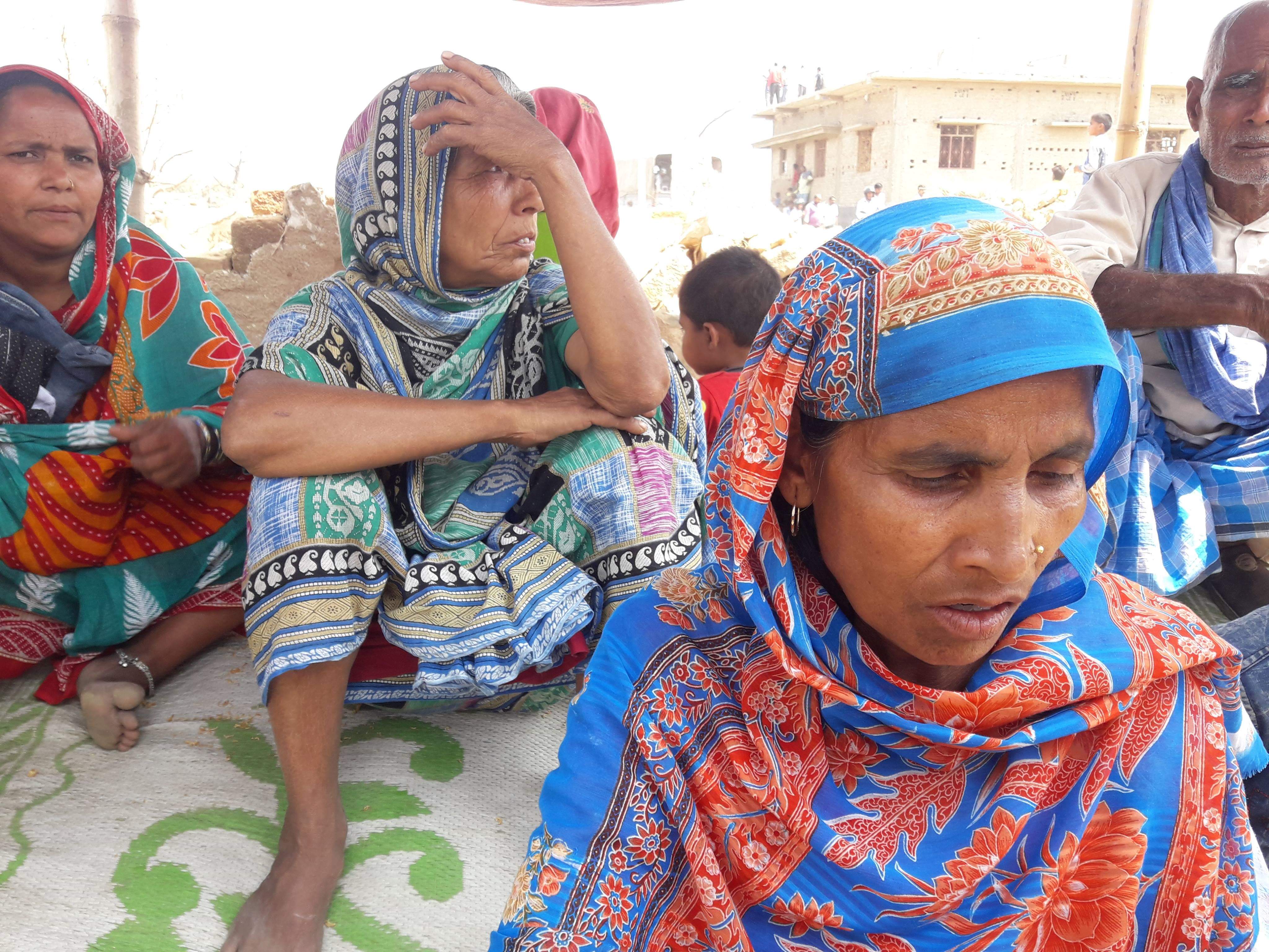 कतै राहतकाे खातैखात, कतै पुर्पुरोमा हात