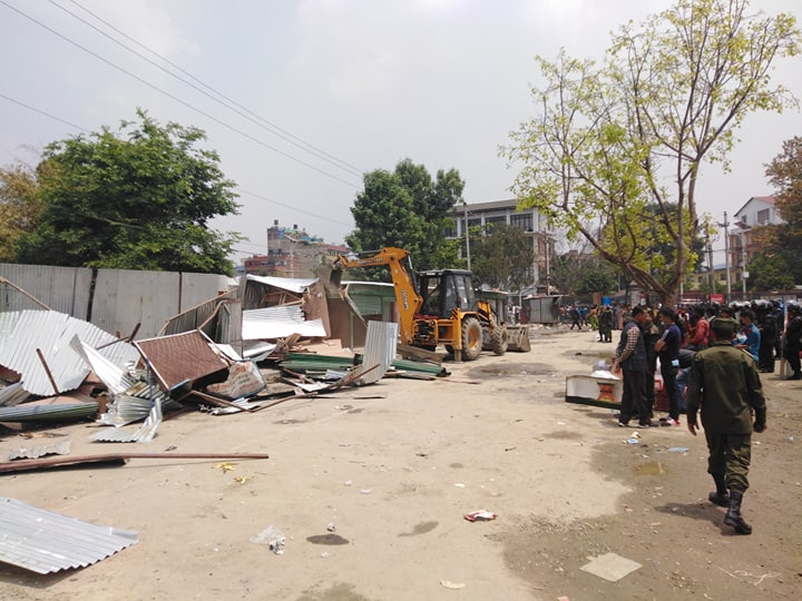 खुलामञ्चमा बनाइएका सटर भत्काउन सुरु