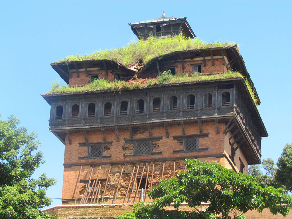 ढल्नै लाग्यो साततलेः  दरबार बन्न अर्को पृथ्वीनारायण जन्मिनुपर्ने हो ?