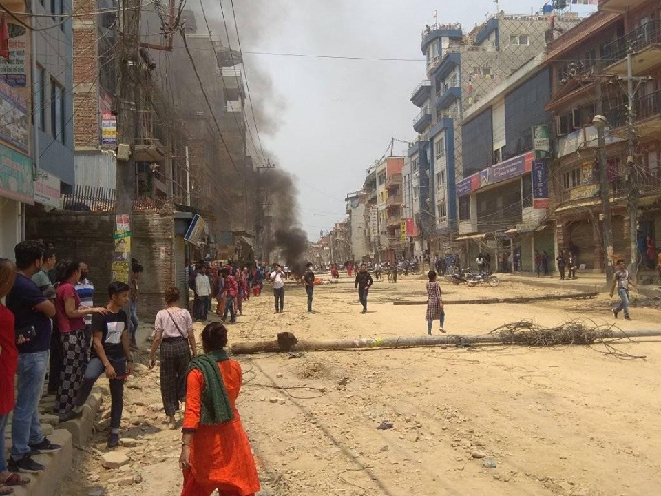 बौद्धमा छिटो पिच गर्नुपर्ने माग गर्दै प्रदर्शनमा उत्रेका स्थानीय र प्रहरीबीच झडप