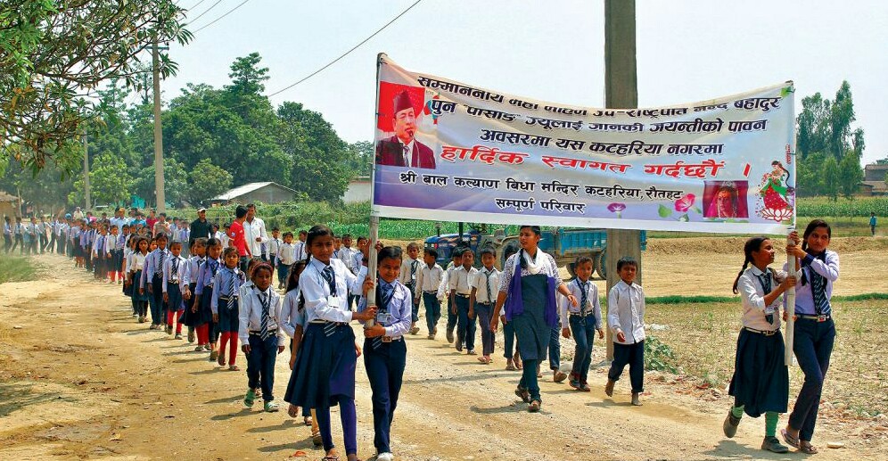 उपराष्ट्रपतिलाई स्वागत गर्न बालबालिका ४० डिग्रीमा १ घण्टा पैदल