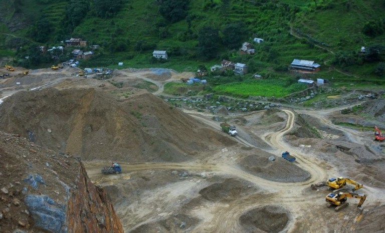 साँखुमा सार्वजनिक जग्गा अतिक्रमण गर्दै बालुवा उत्खनन