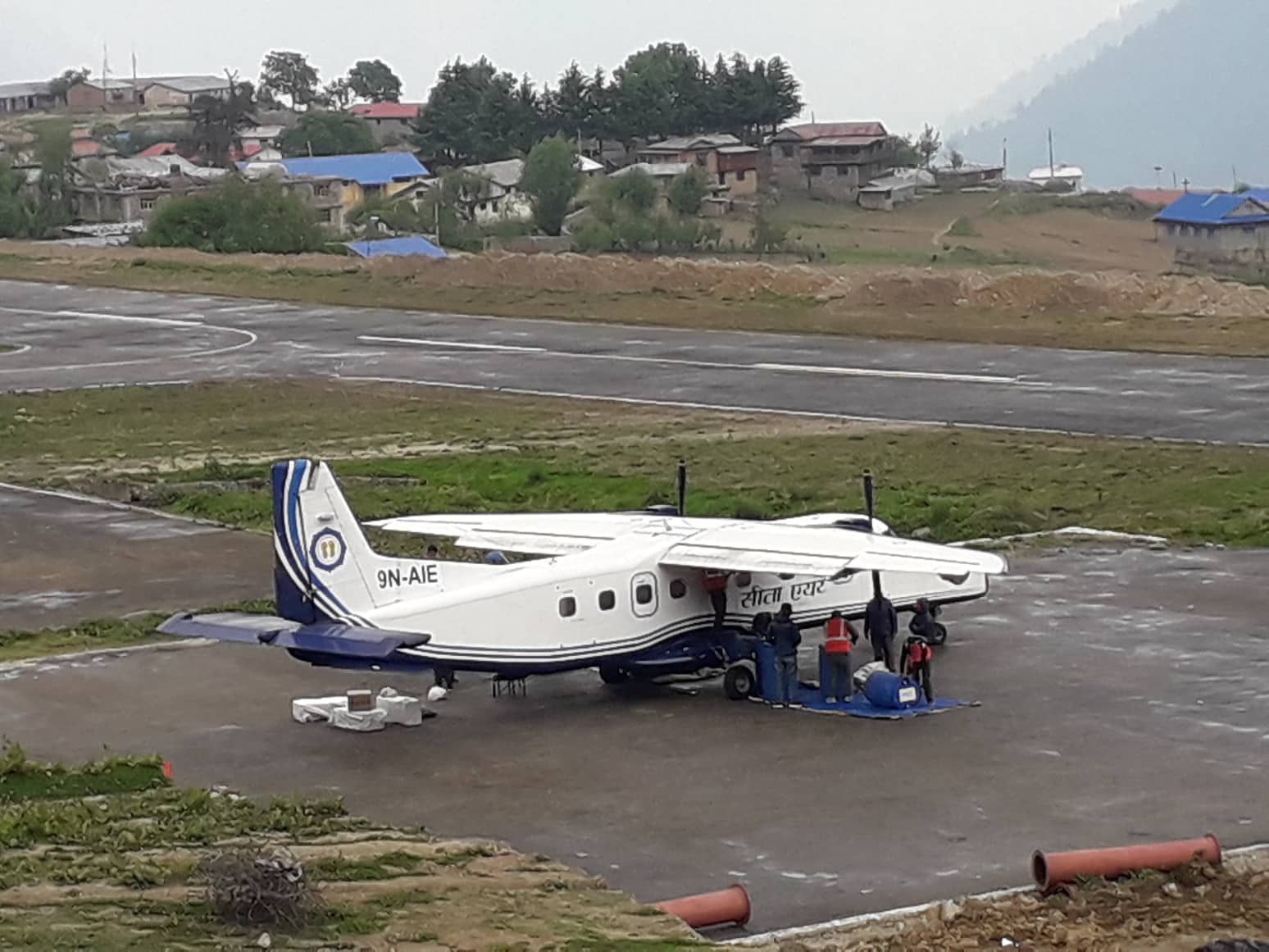 मानसरोवर कैलाशको धार्मिक यात्रा सुरु गर्न जहाजबाट सिमकोटमा इन्धन ढुवानी