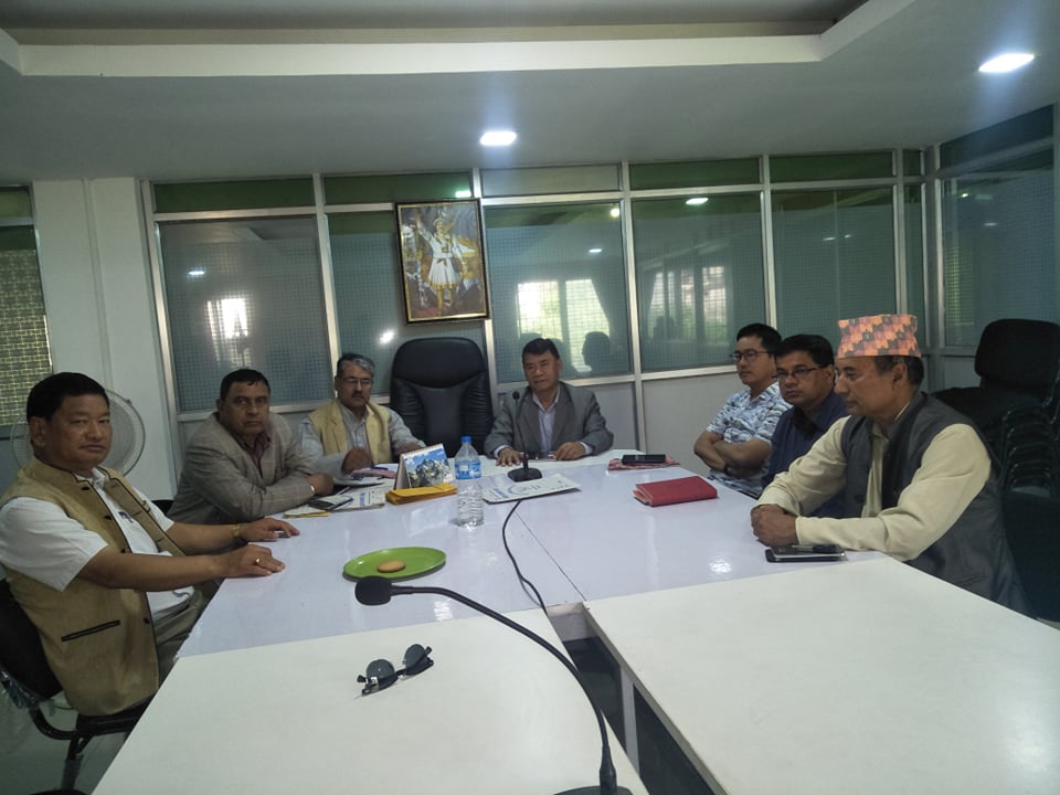 राप्रपाले ७७ वटै जिल्लाका मठमन्दिरहरुमा हिन्दु राष्ट्रको माग राख्दै ब्यानर राख्ने