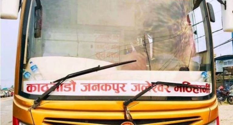 यात्रुबाहक बसमा लुटपाट,एक जना पक्राउ