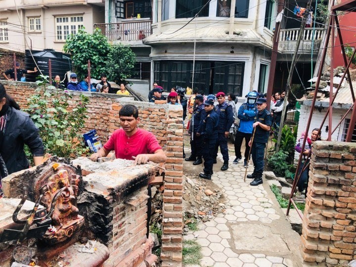 प्रहरीकै सुरक्षामा एकान्तकुनाको २१ बर्ष पुरानो गणेश मन्दिर भत्काईयो