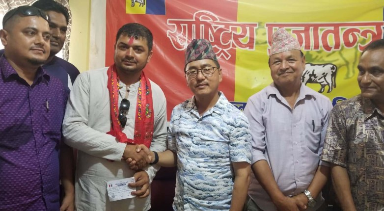 परिवार दल छोडेका पनेरु राप्रपामा प्रवेश