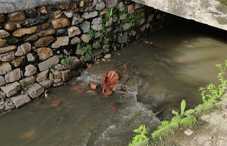 मध्यसहरमा टुकुचा खोला नै गायब, नारायणहिटीभित्र खोला छ बाहिर हरायो